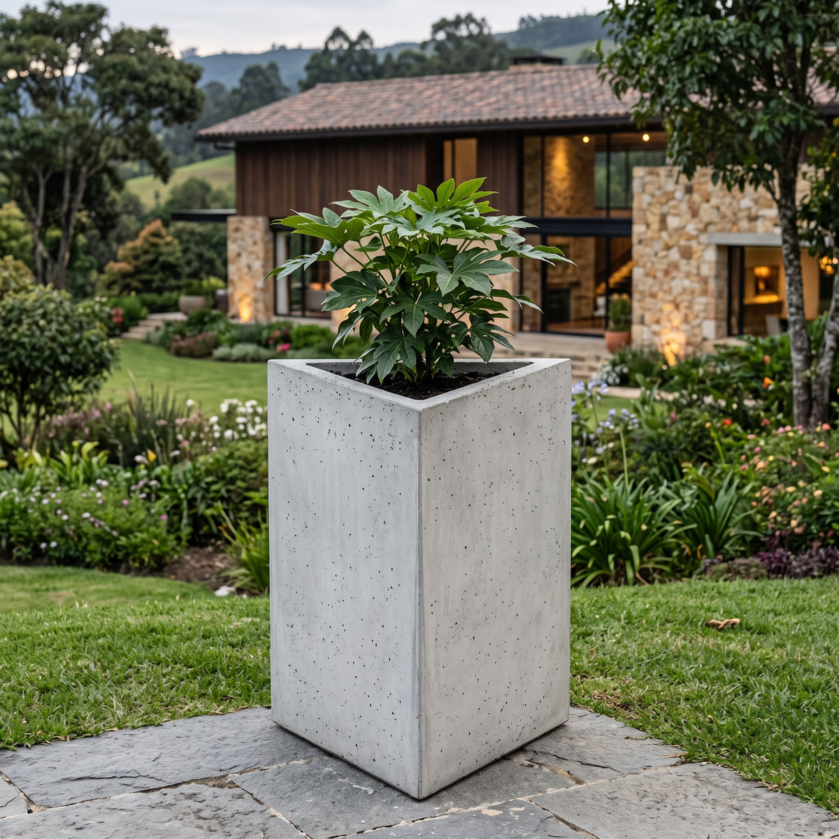 Triangular en Concreto 40x40x80 cm