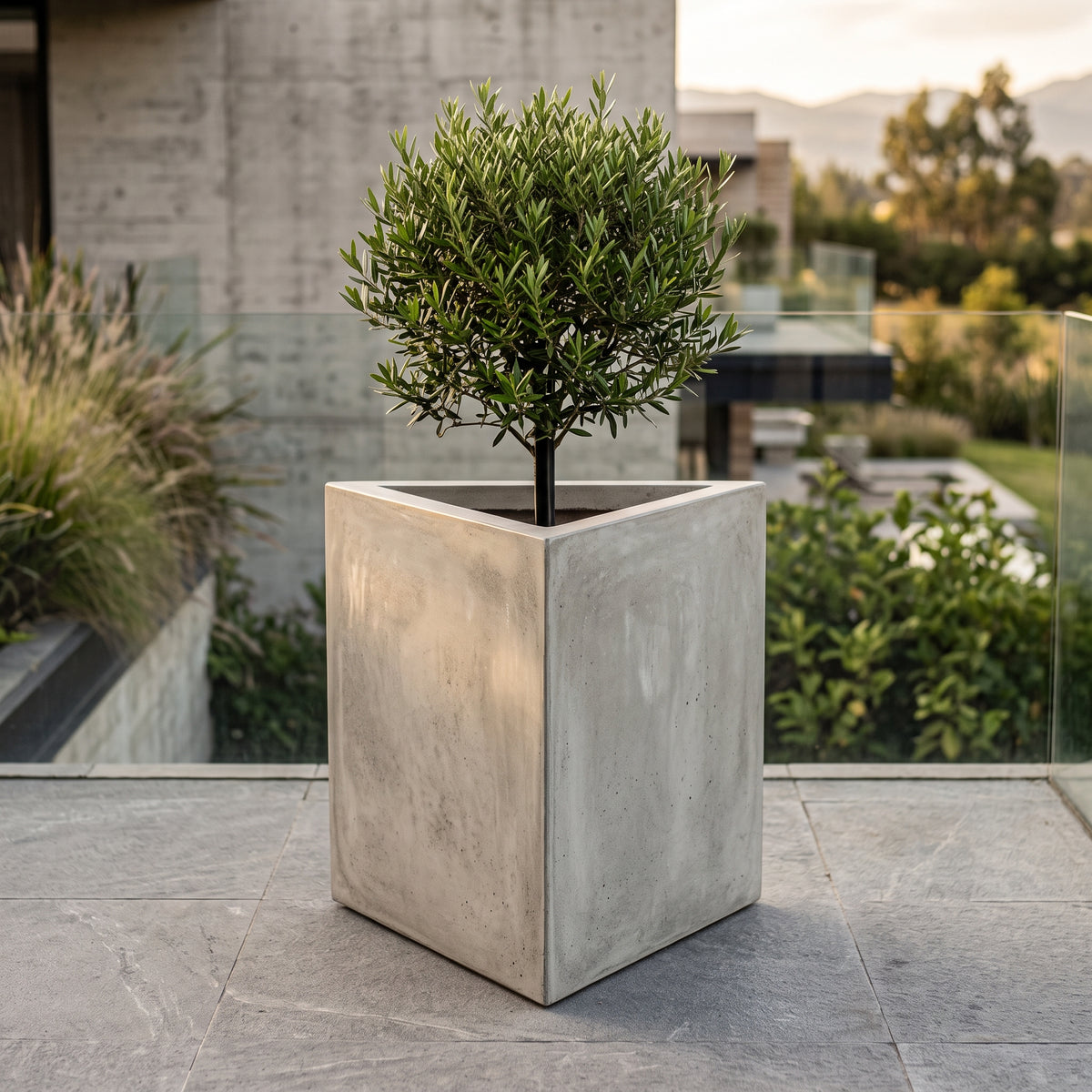 Triangular en Concreto 60x60x80 cm